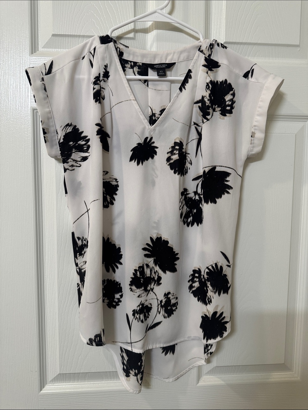 Simply Vera Vera Wang Black & White Floral V-Neck Blouse